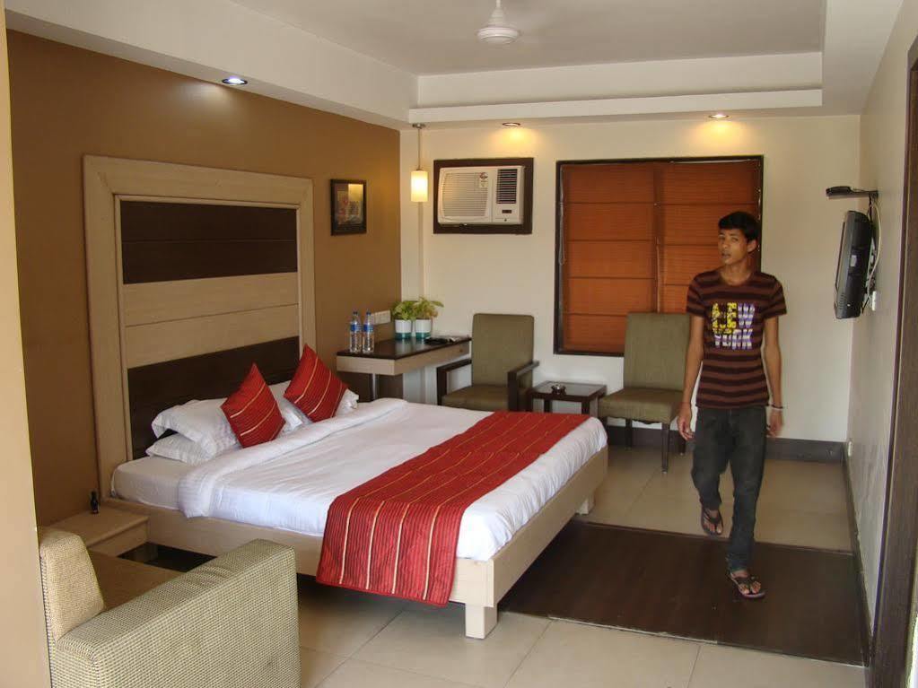 Hotel Pacific Inn Huda City Centre Gurgaon Bagian luar foto
