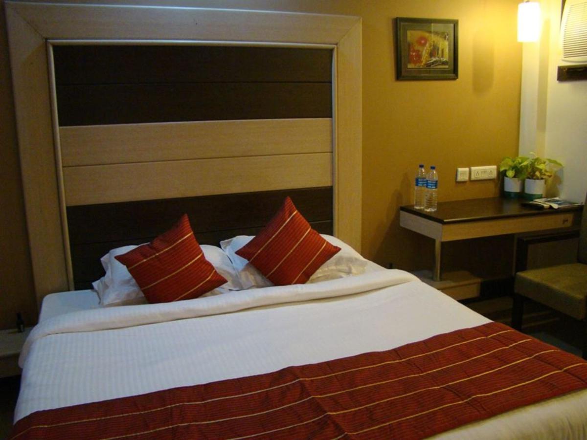 Hotel Pacific Inn Huda City Centre Gurgaon Bagian luar foto